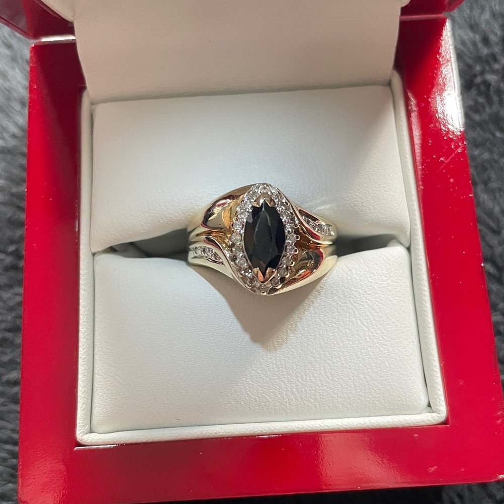 Ring, Sapphire & Diamond Marquise Shaped Cluster/Dinner Ring
10kt
Very STUNNING